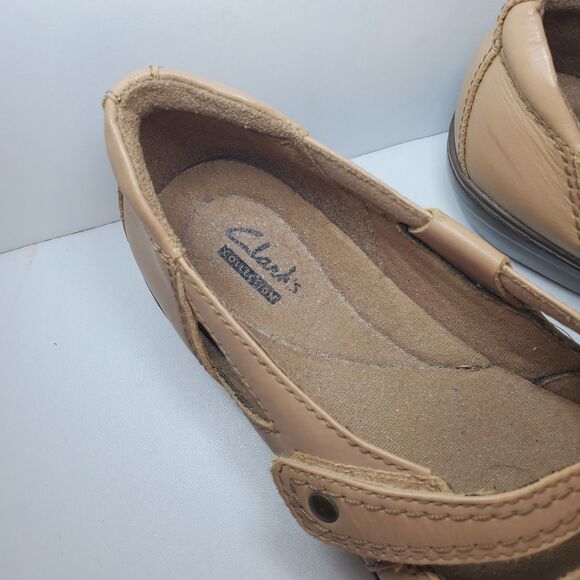 Clark's Wmns Sz 6.5 Tan Beige Leather Strappy Flat Comfort Sandals Preppy Summer - Picture 4 of 8